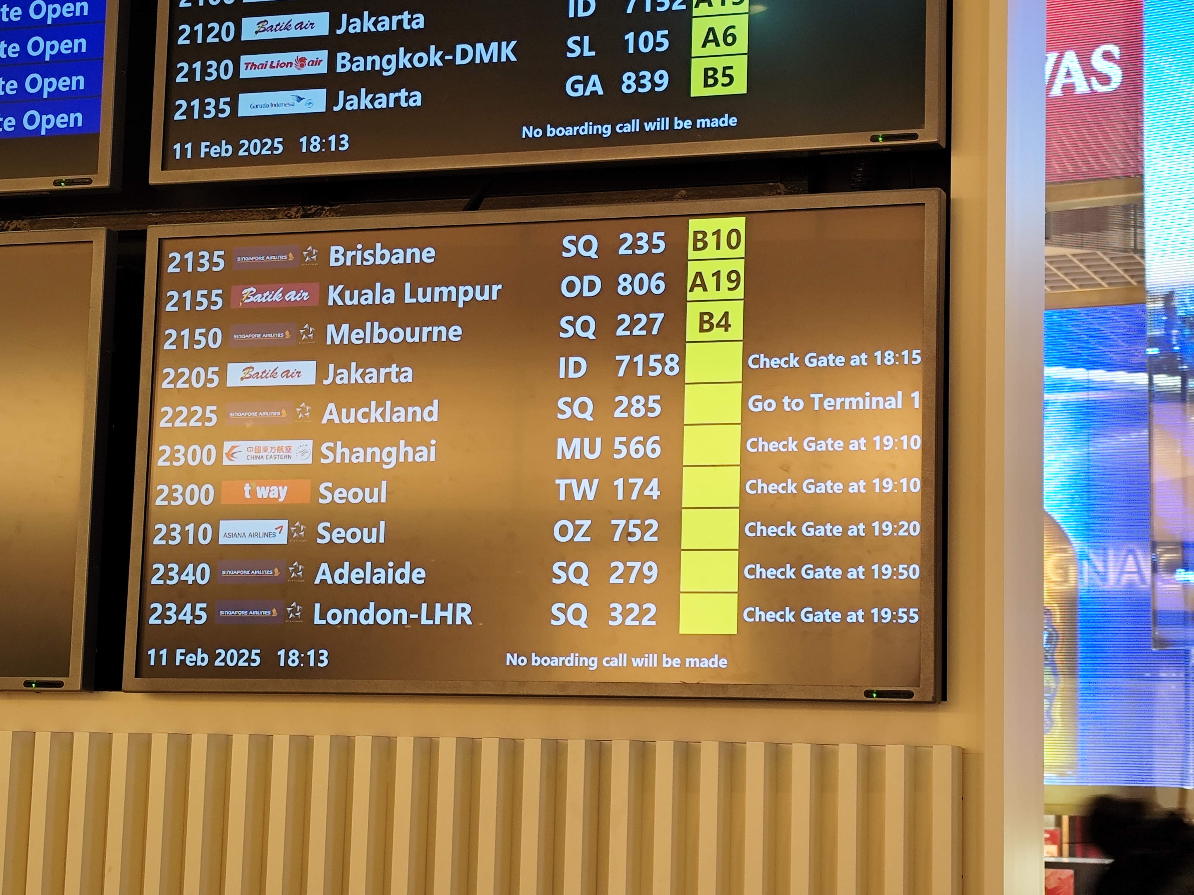 Tag 2 - Zwischenstopp Singapore Changi Airport airport singapur abflugtafel