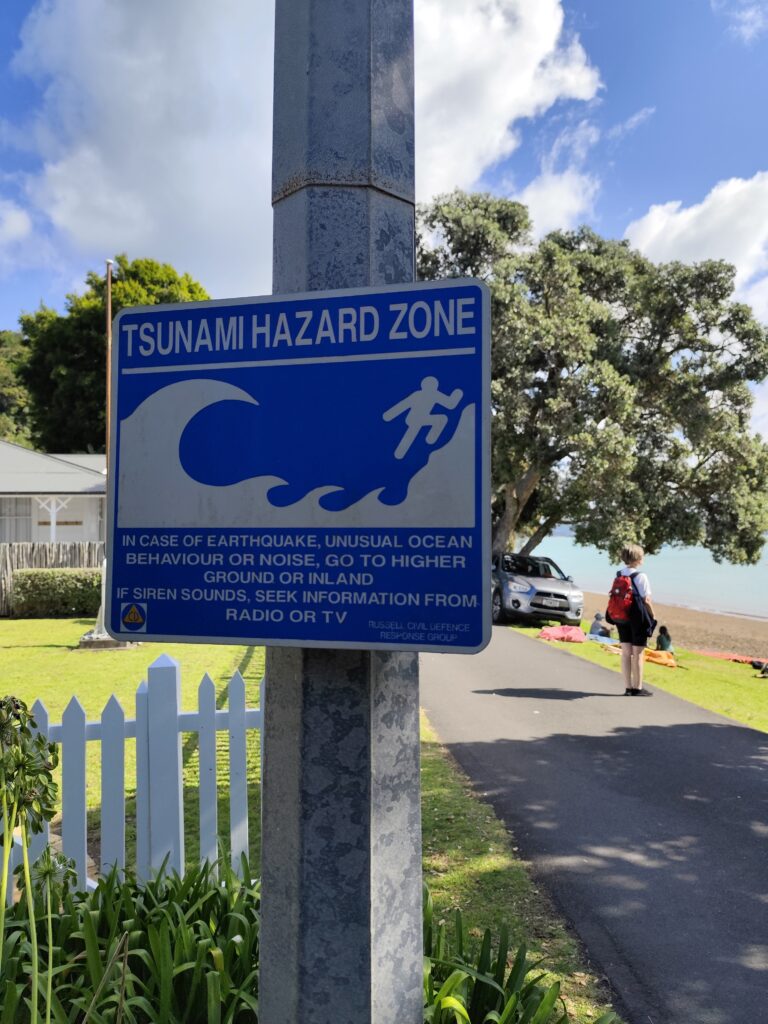Tag 4 - Paihia und die kleine Insel Russel russel tsunami warnschild